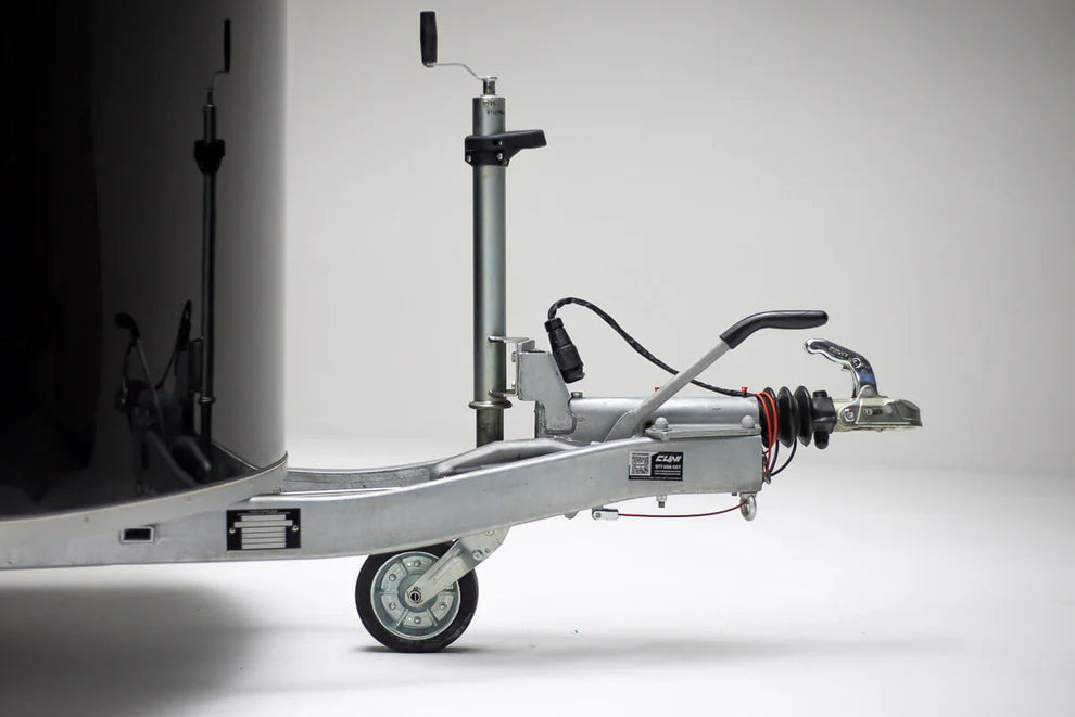 Remorque fermée en aluminium et fibre de verre, noire et blanche