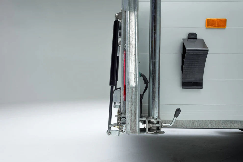 Remorque fermée en aluminium et fibre de verre, noire et blanche