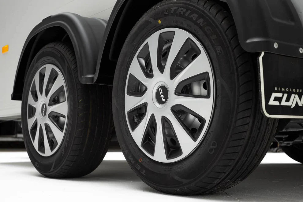 Remorque fermée en aluminium et fibre de verre, noire et blanche