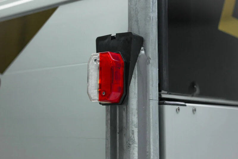 Remorque fermée en aluminium et fibre de verre, noire et blanche