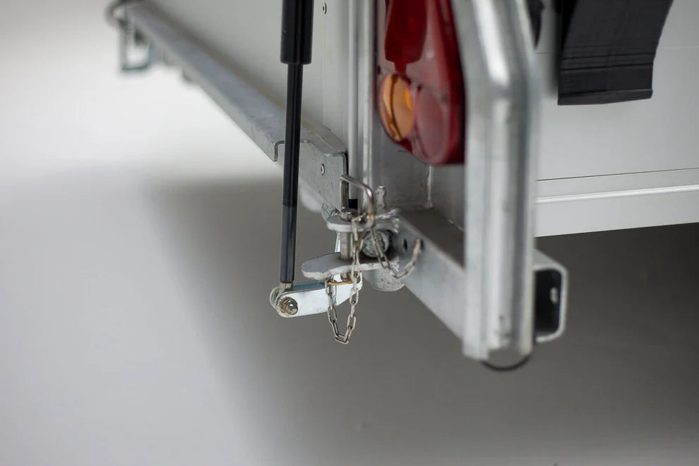 Remorque fermée en aluminium et fibre de verre, noire et blanche