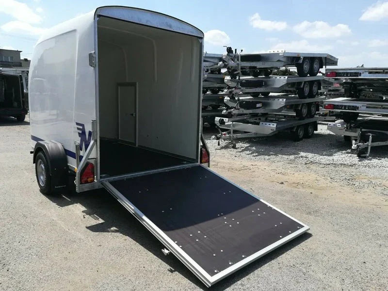 Fourgon en polyester Niewiadow avec porte latérale et rampe de chargement