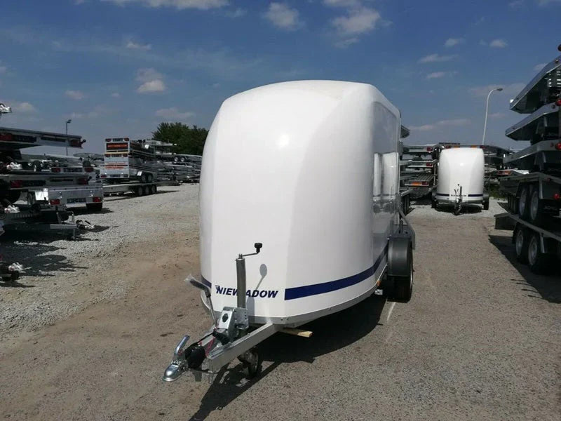 Fourgon en polyester Niewiadow avec porte latérale et rampe de chargement