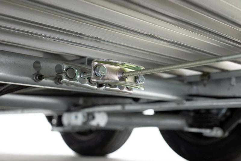 Remorque fermée en aluminium et fibre de verre, noire et blanche