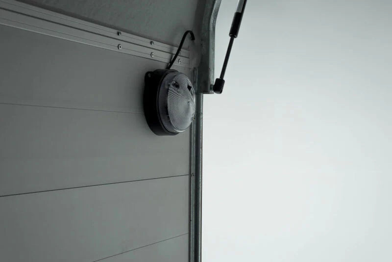 Remorque fermée en aluminium et fibre de verre, noire et blanche