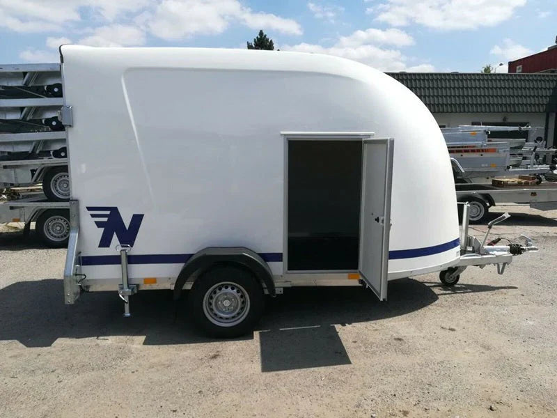 Fourgon en polyester Niewiadow avec porte latérale et rampe de chargement