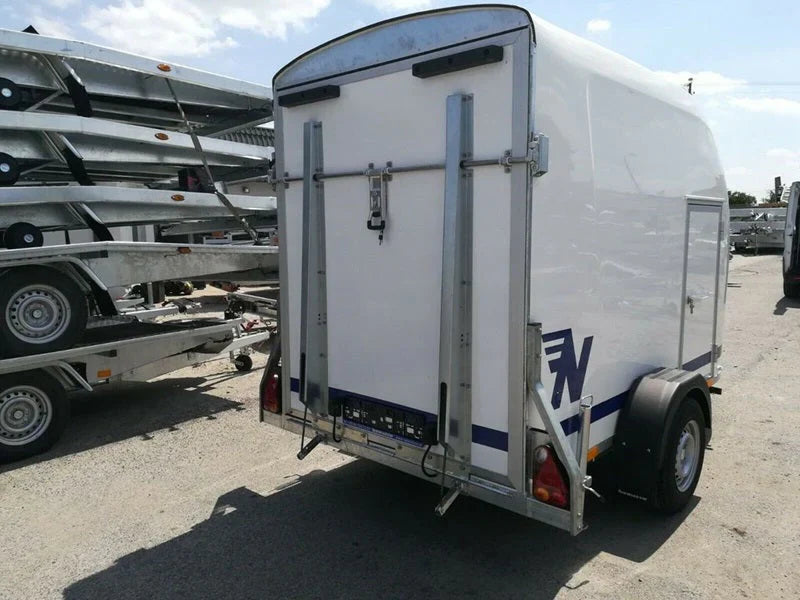 Fourgon en polyester Niewiadow avec porte latérale et rampe de chargement