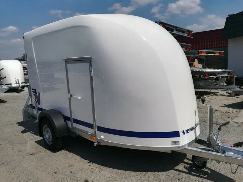 Fourgon en polyester Niewiadow avec porte latérale et rampe de chargement