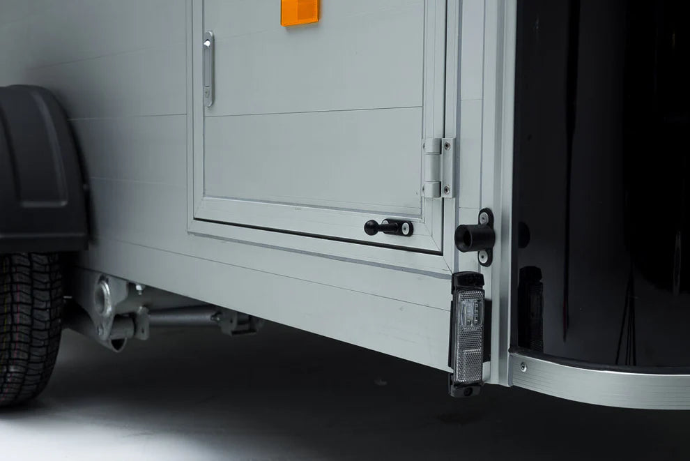 Remorque fermée en aluminium et fibre de verre, noire et blanche