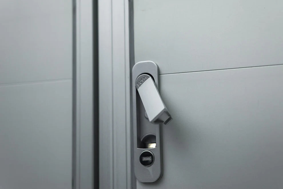 Remorque fermée en aluminium et fibre de verre, noire et blanche