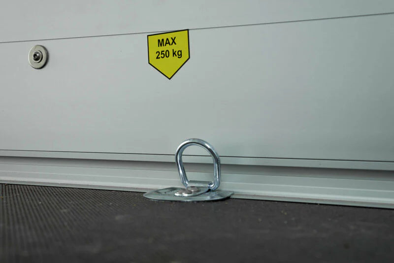 Remorque fermée en aluminium et fibre de verre, noire et blanche